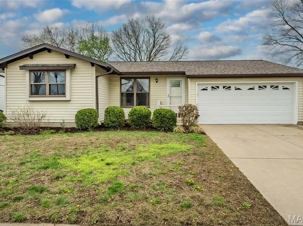 1226 Kings Trail Ln, Fenton, MO 63026