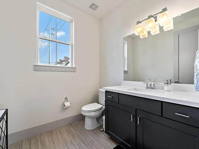 4621 Chartres St — Photo 17