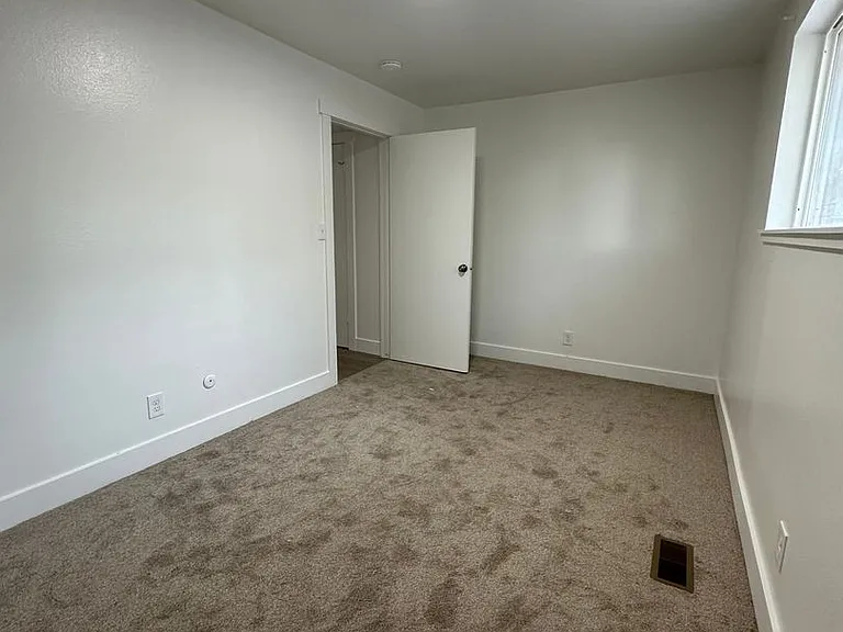 1076 S Virginia Cir — Photo 18