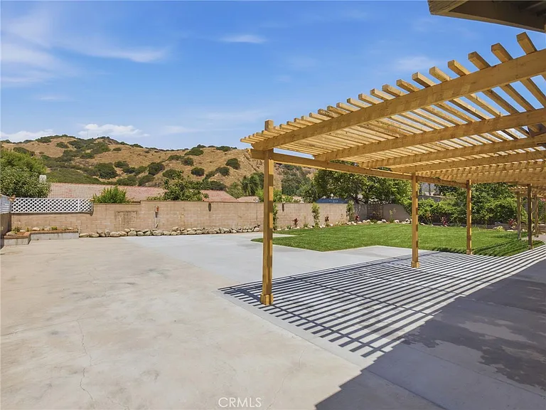 225 Armstrong Dr — Photo 35