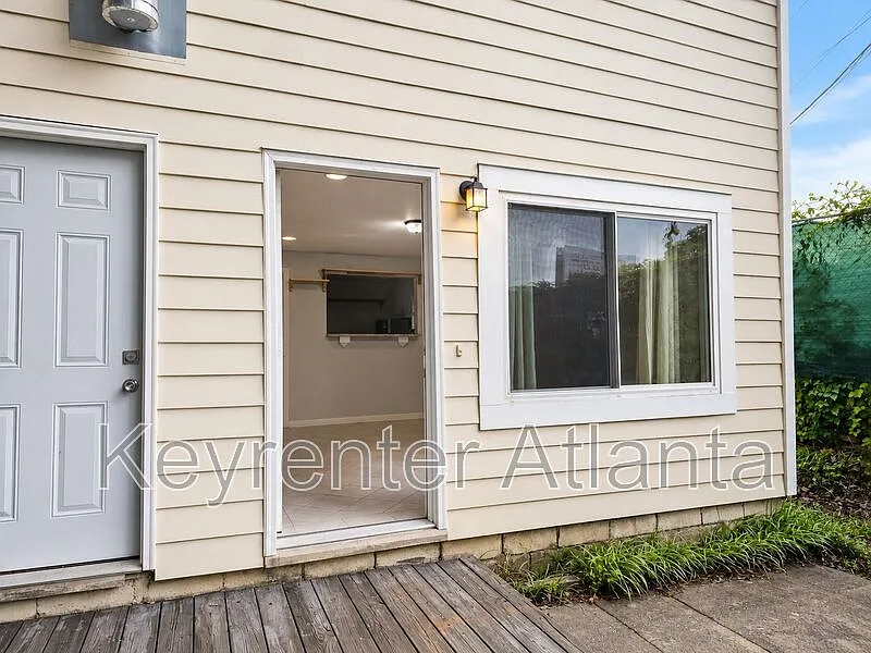 1 bed, 1.0 bath, $1,100 — Photo 2
