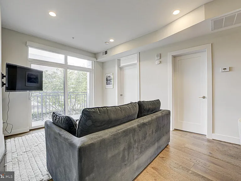 2337 Champlain St NW #104 — Photo 7