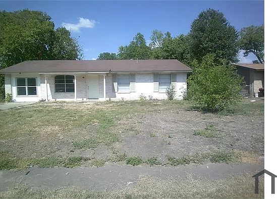 5051 Guinevere Dr — Photo 2