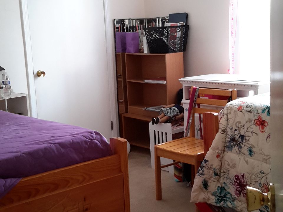 2nd Bedroom w/Walk-In Closet