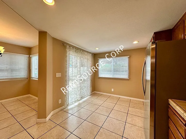 25823 Dickens Ct — Photo 7