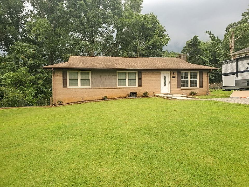 2nd image of 221 Oxford Dr