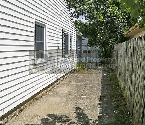 4th image of 122 Fairlawn Ave