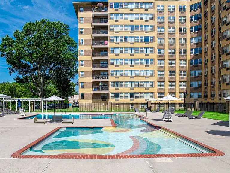 Parkview Towers — Photo 12