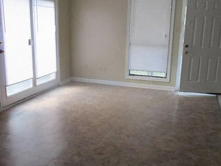 3017 Courtney Ave — Photo 5