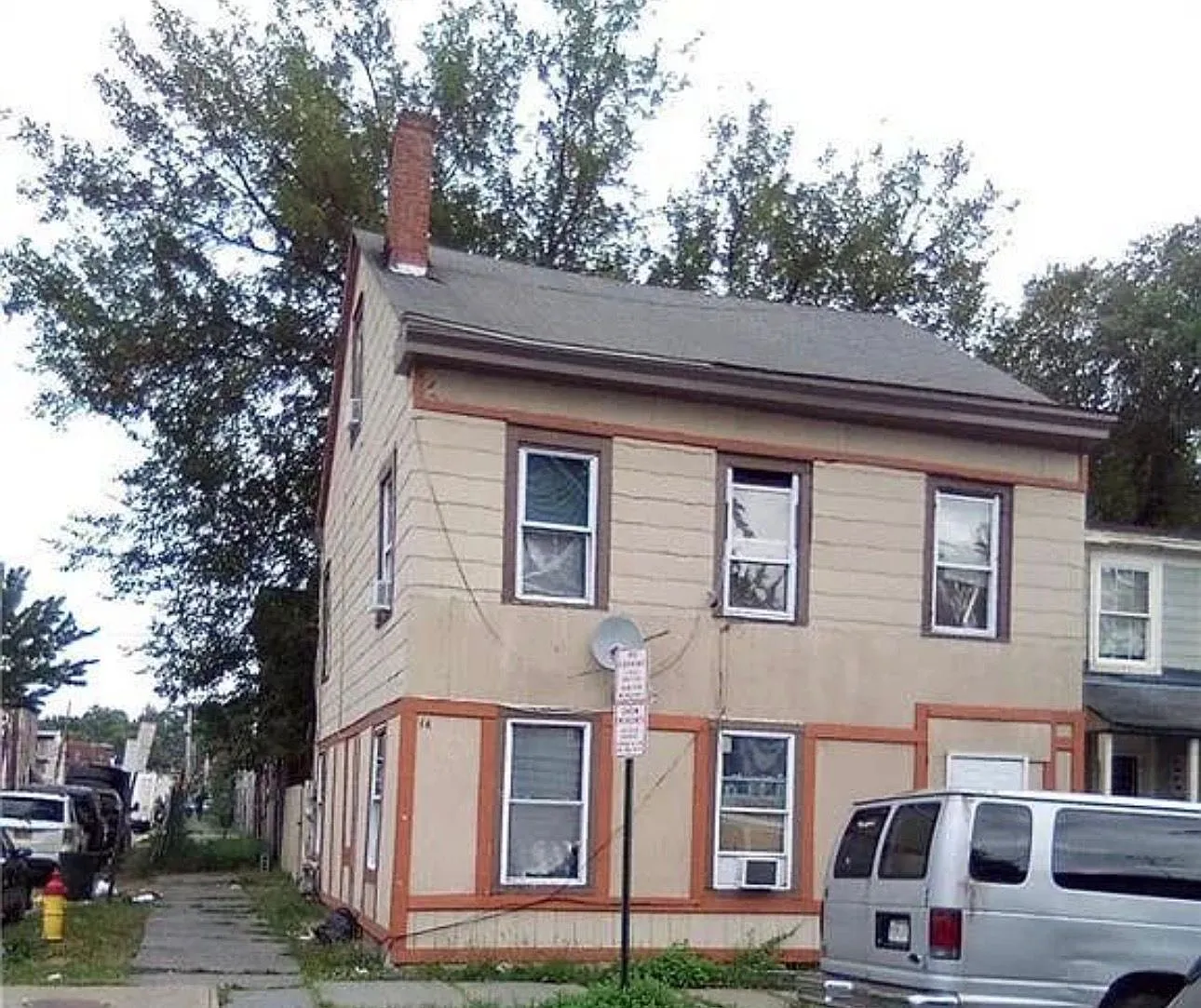 4 bed, $1,975 — Photo 1