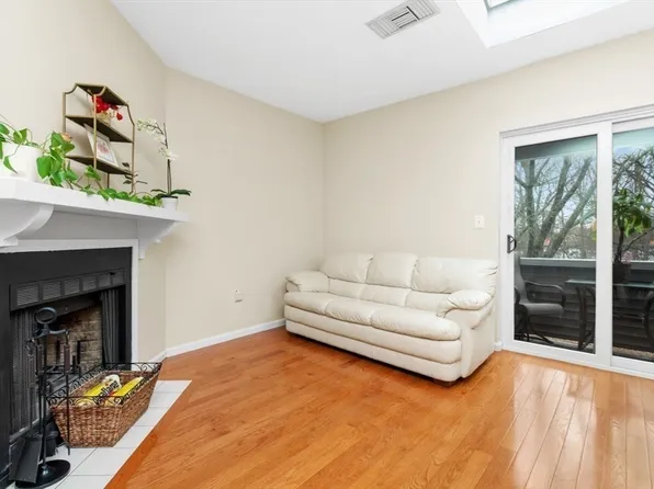 1210 Vfw Pkwy APT 12, West Roxbury, MA 02132