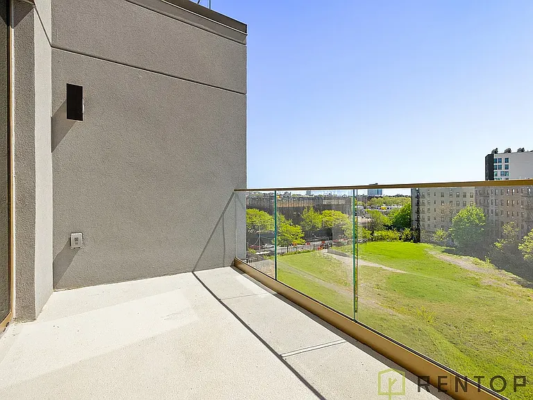960 Franklin Ave #458 — Photo 7
