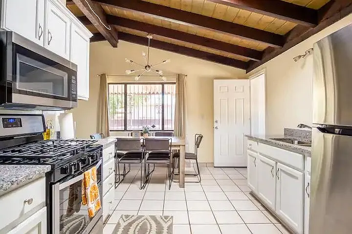 2401 N Jordan Dr — Photo 25