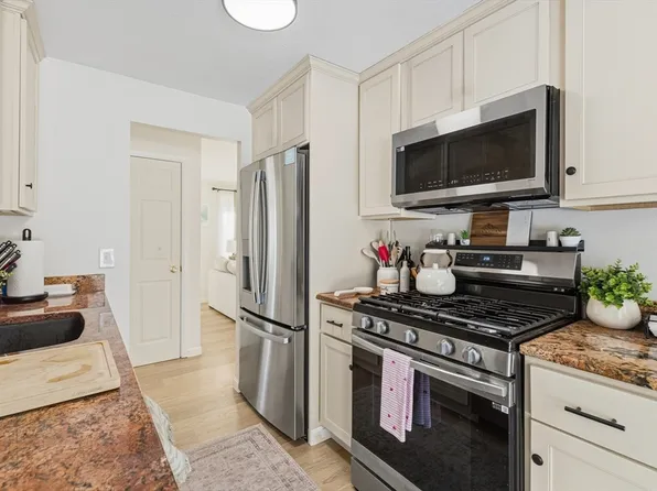 239 Powderhorn Dr, Taunton, MA 02780