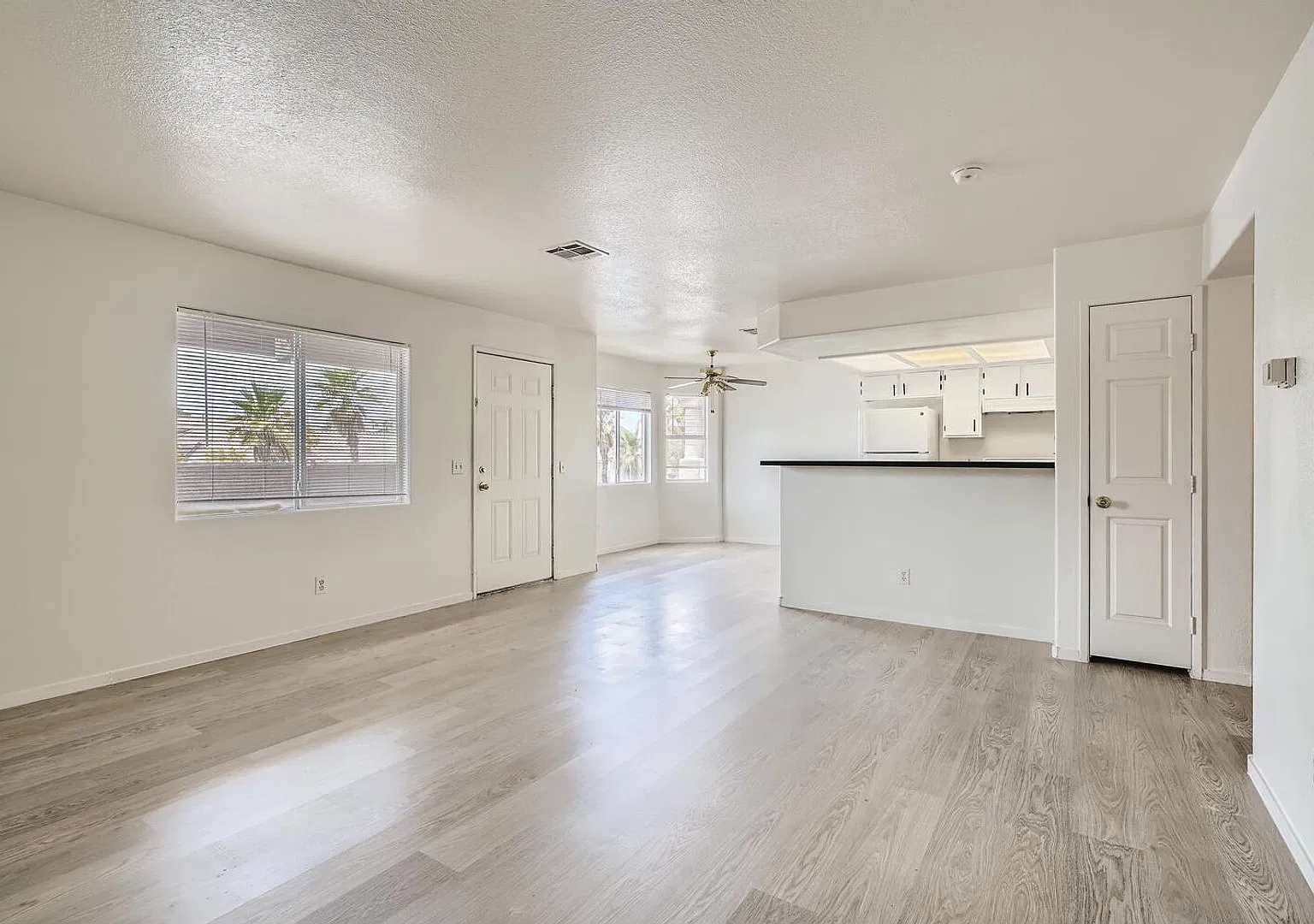 Upgraded 2BD Condo with Community Amenities — Photo 4
