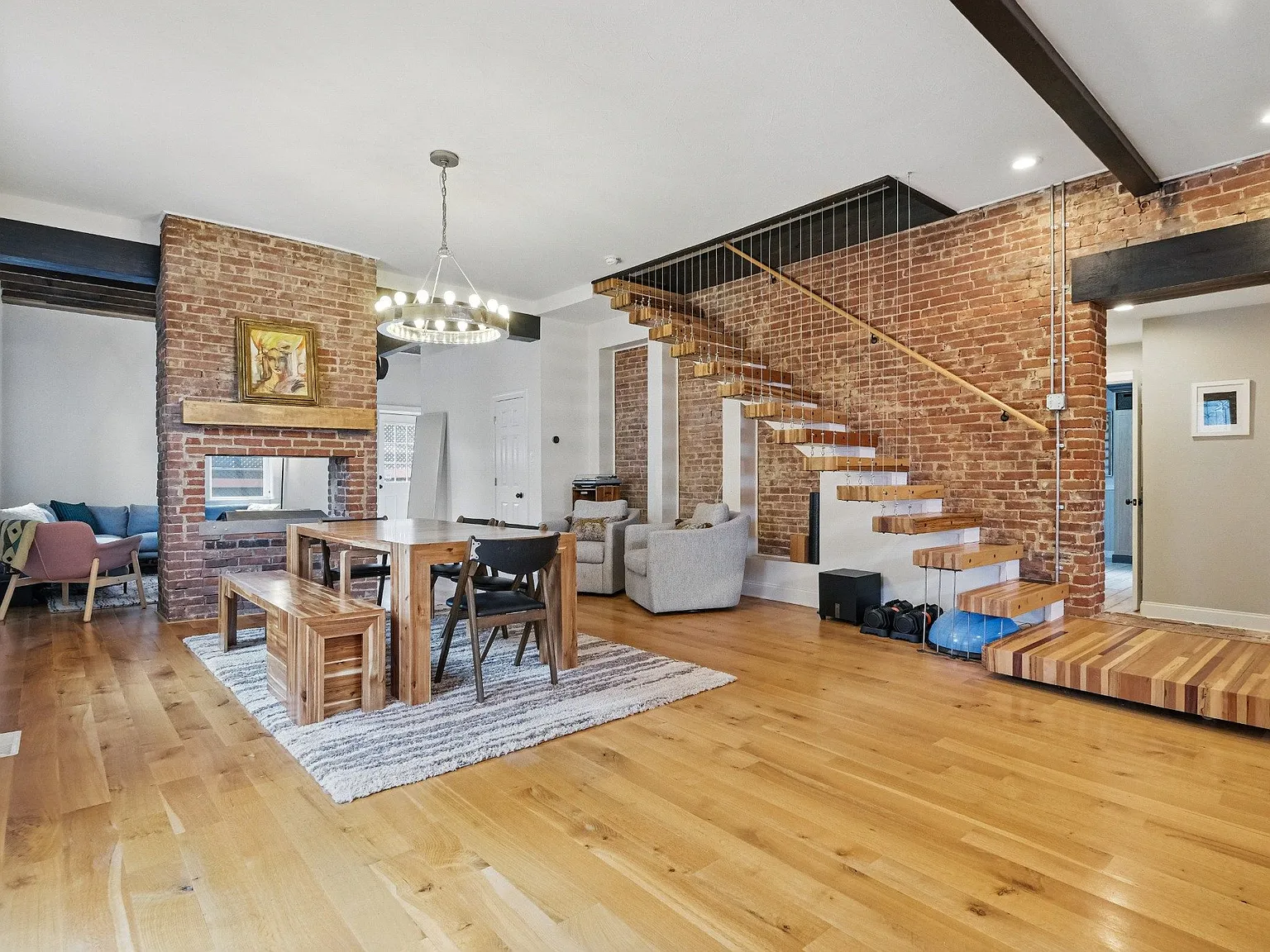 4 bed, 2550 sqft, $4,300 — Photo 3