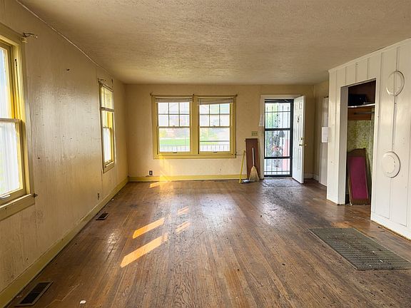 3rd image of 218 E Cherry St