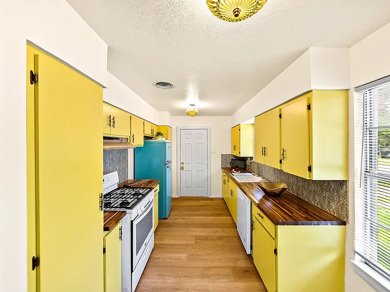 216 Clutter Ave — Photo 3