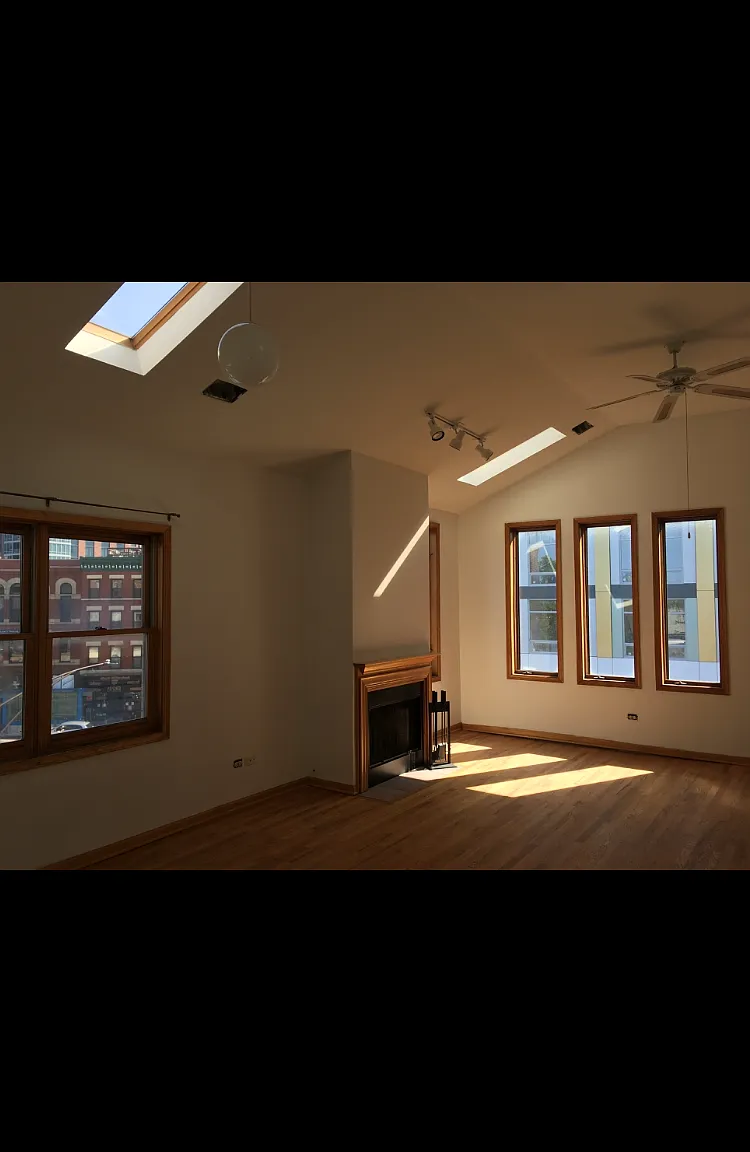 817 N Milwaukee Ave — Photo 2