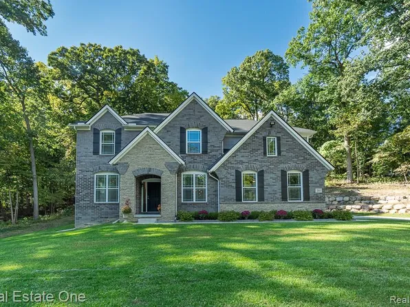 201 Beechview Dr S, Rochester, MI 48306