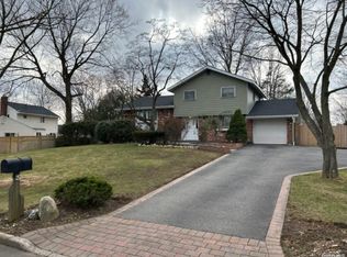 3 Ditmar Ln, East Northport, NY 11731