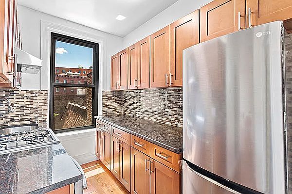 1st image of 322 W 11th St #32