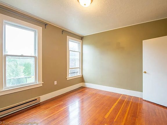 4th image of 3028 SE Tacoma St #1