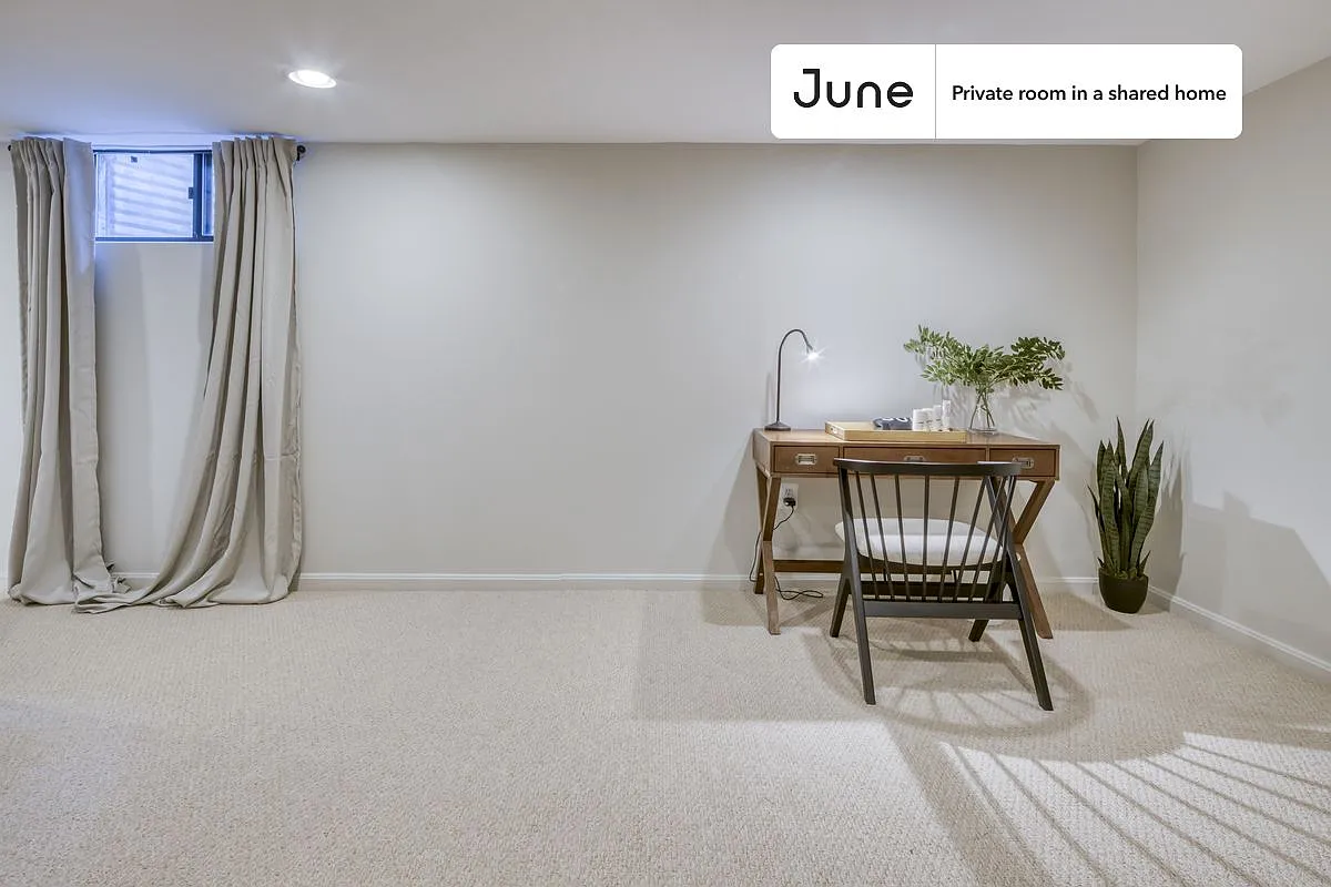 Queen bedroom in 5 bed/2.5 bath home in H Street #288 A — Photo 2
