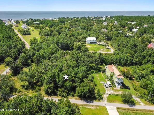 303 Roberts St, Waveland, MS 39576