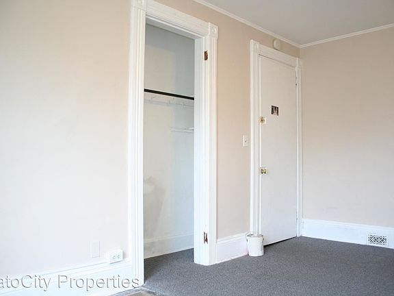 3rd image of 1934 N Oakland Ave #03