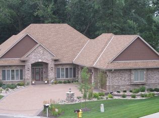 2060 Chatsworth Ct, Roseville, MN 55113