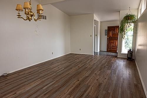 3rd image of 105 Glenview Dr
