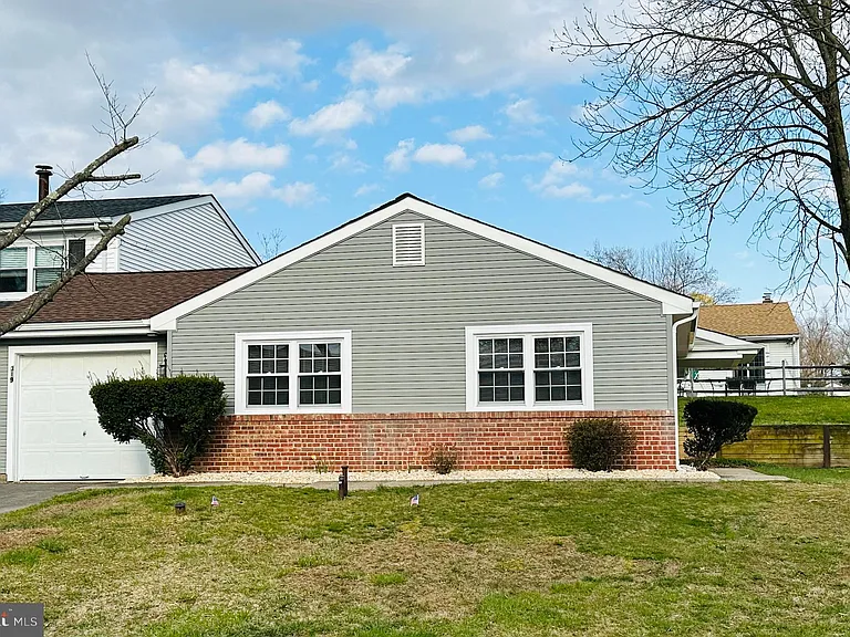 319 Canterbury Ct — Photo 15