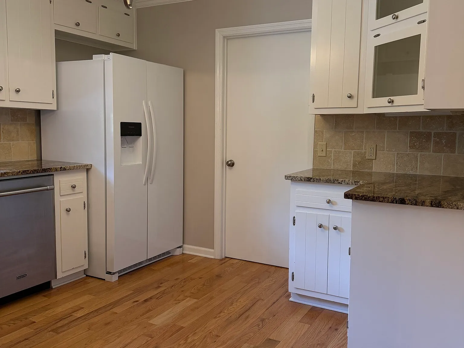 5 bed, 3.0 bath, 2856 sqft, $2,500 — Photo 2