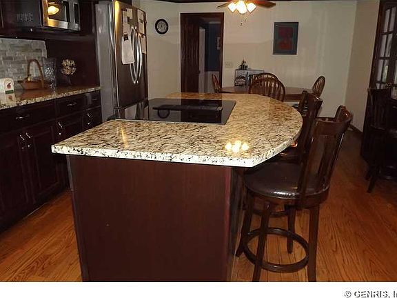 3rd image of 25 Cricket Hill Dr