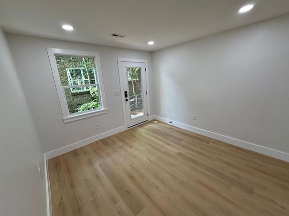 4th image of 909 31st Ave N #C