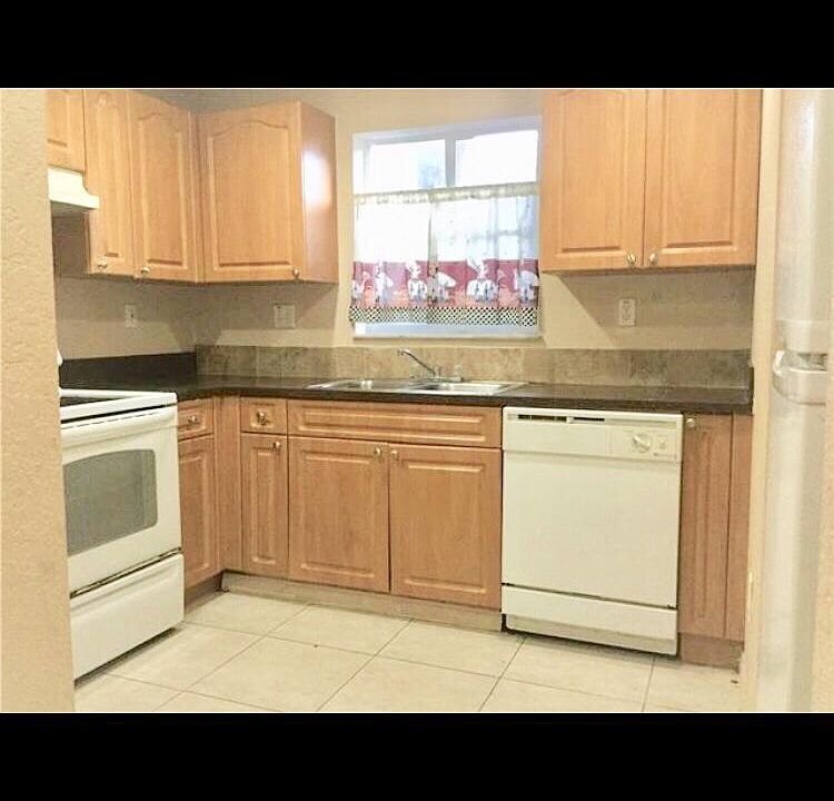 1st image of 976 N 18th Ct
