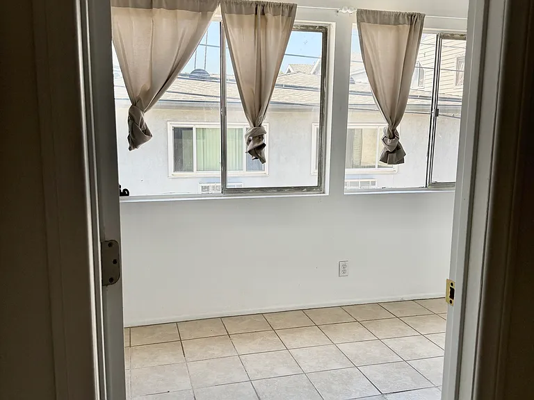 518 E 97th St #7 — Photo 3