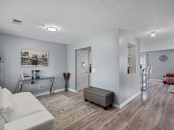 3rd image of 109 Ivy Hill Ln