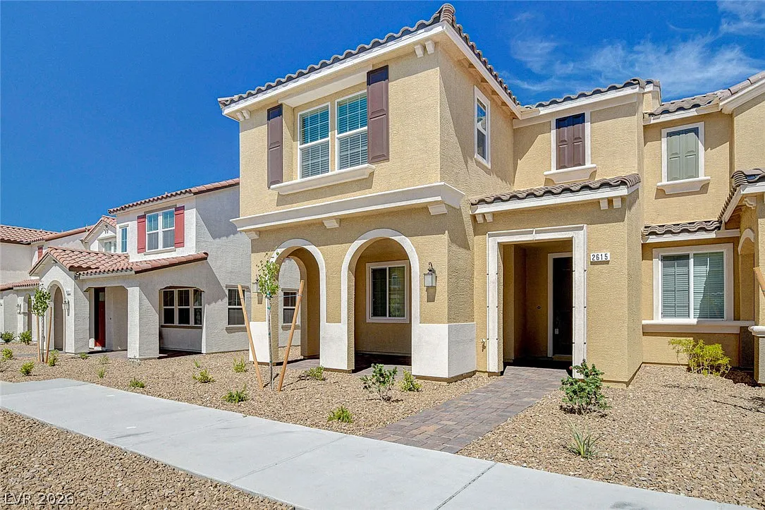 3 bed, 2.5 bath, 1920 sqft, $2,320 — Photo 1