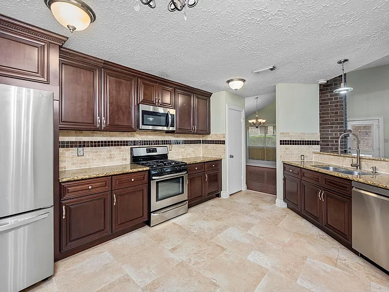 1915 Creek Valley Ln — Photo 11