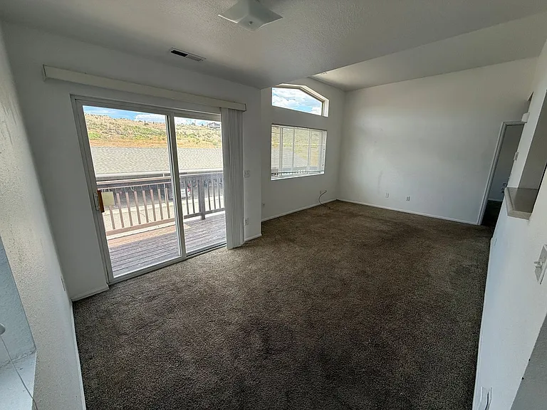 565 Redcliff Cir — Photo 4