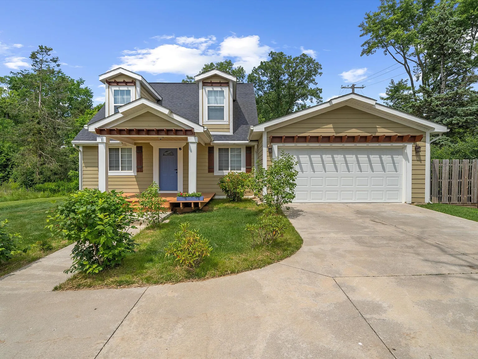 3 bed, 2.5 bath, 2038 sqft, $3,200 — Photo 3