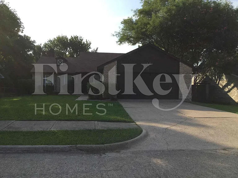 717 Redbud Dr — Photo 1
