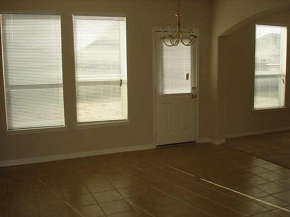 4th image of 3307 Oaklawn Place Dr