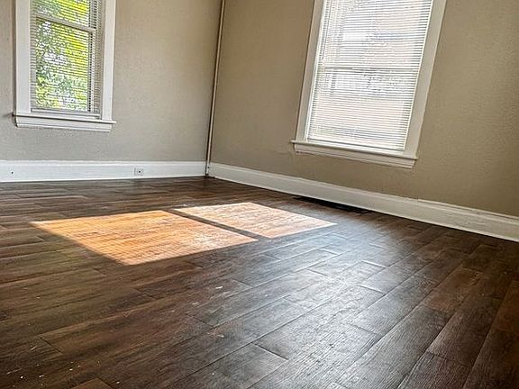 4th image of 871 Wood St