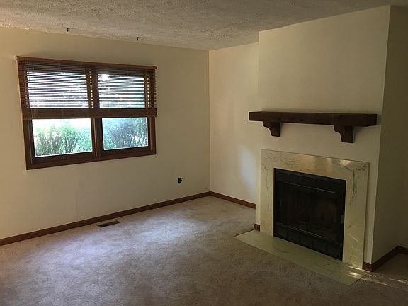 Living room w fireplace