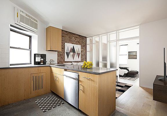 4th image of 124 Ludlow St APT 4a