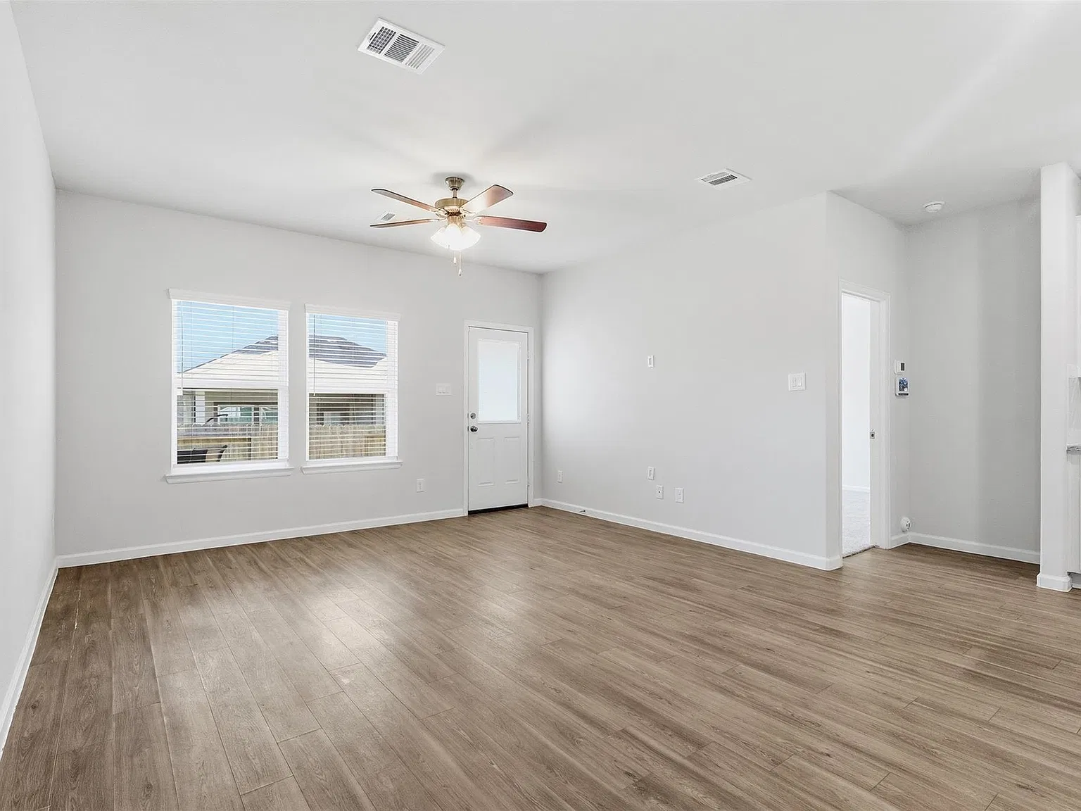 4 bed, 2.5 bath, 2160 sqft, $2,350 — Photo 4