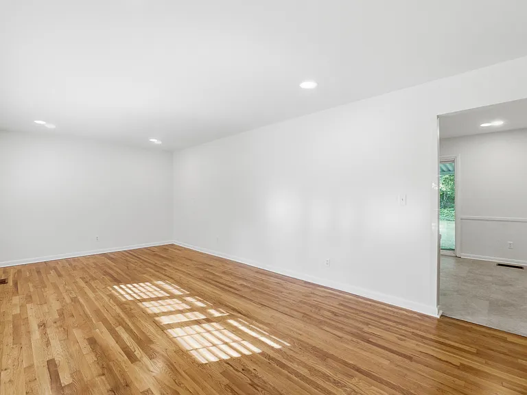945 Brynwood Ter — Photo 12